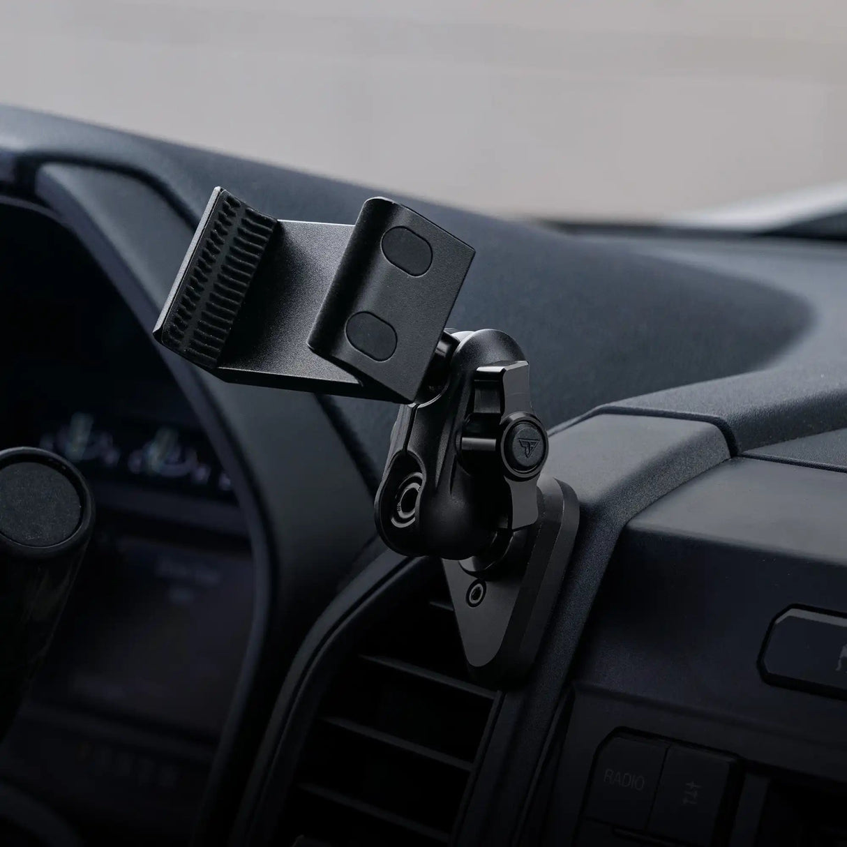‘15-‘20 Ford F-150, ‘17-‘22 Super Duty, ‘18-‘21 Expedition LINK™ Vent Mount Bracket With Quad Lock Magnetic Phone Holder | (See Compatibility Info For Year/Trim Details) - Xtrusion Overland