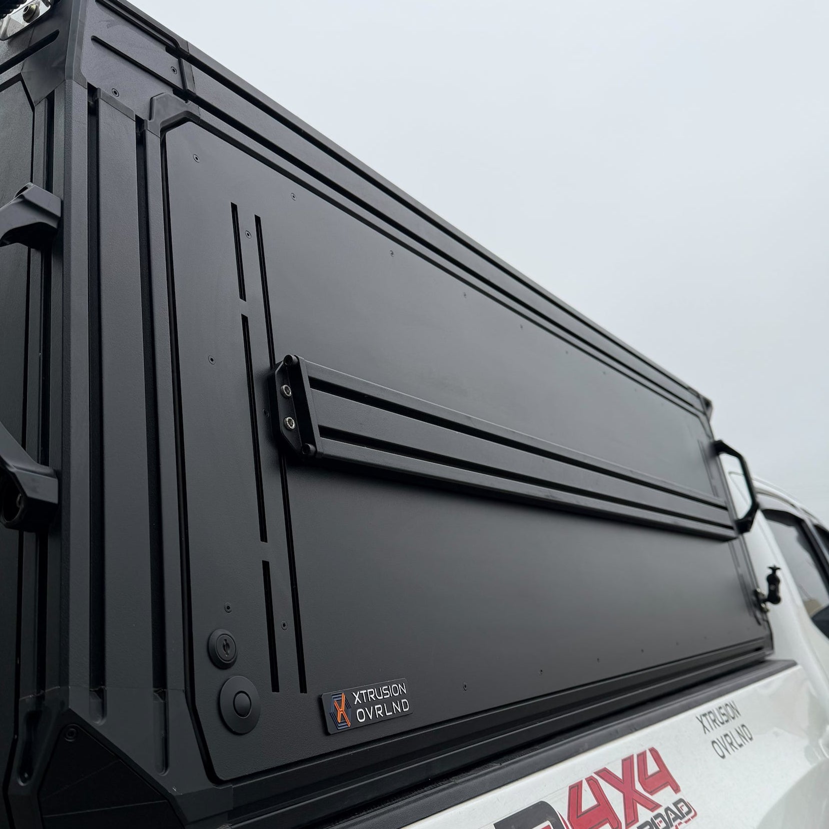 XO.SKLTN Topper Panel Side Braces (2)