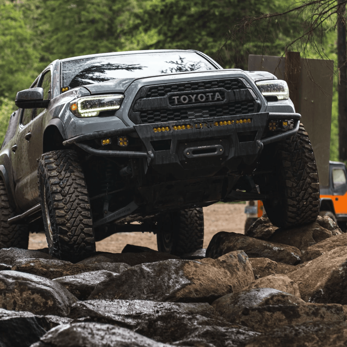 Tacoma Hybrid Front Bumper / 3rd gen / 2016 - 2023 - Xtrusion Overland